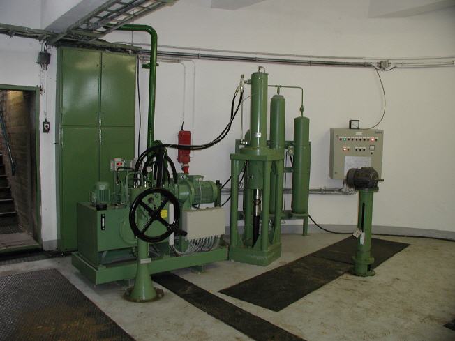 Hydraulikaggregat m. redundanter Pumpensteuerung  Der Hydraulikzylinder steuert ein Bodenventil im Kraftwerk Duisburg und wird durch eine Sitema-Absturzsicherung festgehalten. Mit Notfallsteuerung durch Hydraulikspeicher